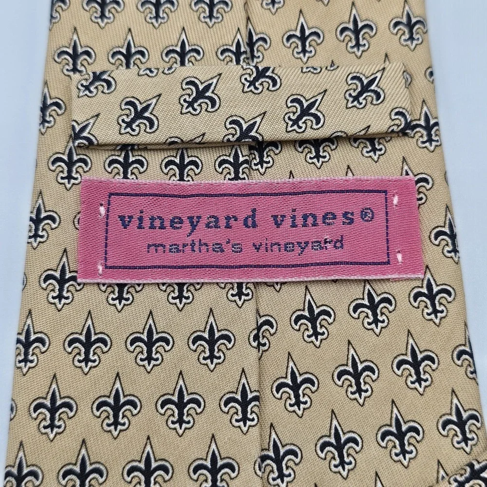 Vineyard Vines New Orleans Saints Silk Neck Tie Gold Fleur de Lis USA Made EUC
